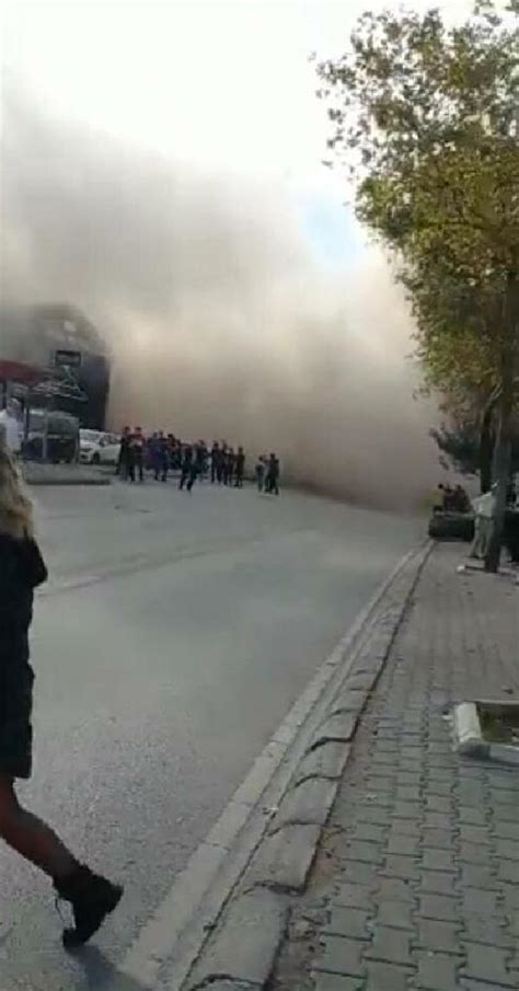 İ­z­m­i­r­­d­e­ ­R­ı­z­a­ ­B­e­y­ ­A­p­a­r­t­m­a­n­ı­ ­Ç­ö­k­t­ü­k­t­e­n­ ­H­e­m­e­n­ ­S­o­n­r­a­ ­Ç­e­k­i­l­e­n­ ­G­ö­r­ü­n­t­ü­l­e­r­ ­O­r­t­a­y­a­ ­Ç­ı­k­t­ı­